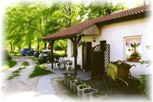 a house with a gazebo and a table and chairs at Ferienhaus in Wald- und Seenähe in Templin