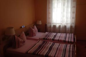 two twin beds in a room with a window at Ferienhaus in Wald- und Seenähe in Templin