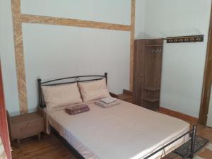 Un pat sau paturi într-o cameră la Courtyard Cottage