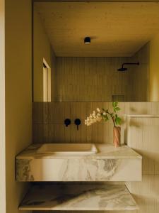 ein Badezimmer mit Badewanne und Spiegel in der Unterkunft Green View Tornow in Tornow + 15 Fotos