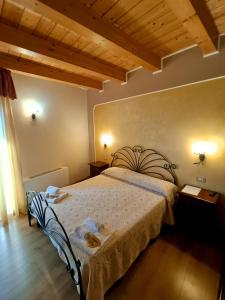 a bedroom with a large bed in a room at Affittacamere"Il Portale" in Spinoso