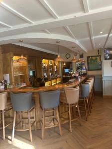 eine Bar in einem Restaurant mit einer Reihe von Stühlen in der Unterkunft Dalys Inn in Donore