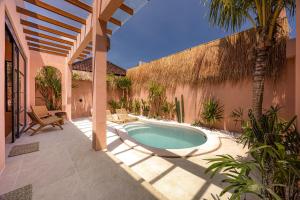 Πισίνα στο ή κοντά στο Villa Terralume - Modern 1BRVilla Ocean Breeze in Kedungu