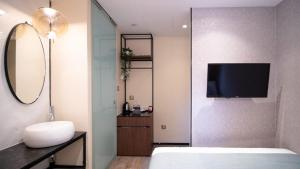 TV a/nebo společenská místnost v ubytování Hotel Calmo Hamilton + 46 fotografií