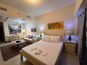 Un dormitorio con una cama y una sala de estar. en Click Stay - JLT - Entire Studio & Balcony Lakes view Apartment -AM, en Dubái 46 fotos más