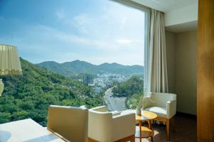 una habitación de hotel con vistas a las montañas en Glamour Hotel Nha Trang, en Nha Trang
