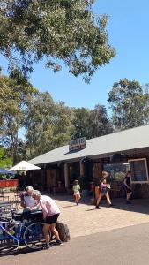 Grandview House Private 2Bed 2Bath Melb Airport في ملبورن: مجموعة من الناس تقف خارج متجر