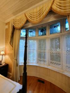 Grandview House Private 2Bed 2Bath Melb Airport في ملبورن: غرفة نوم بها سرير ونافذة كبيرة +38 صورة