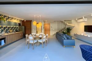 ein Esszimmer und ein Wohnzimmer mit Tisch und Stühlen in der Unterkunft Villa Kanui a 100 metros da Praia de Tatuamunha in Tatuamunha