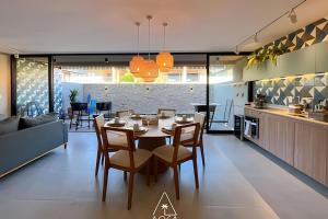 ein Esszimmer und eine Küche mit Tisch und Stühlen in der Unterkunft Villa Kanui a 100 metros da Praia de Tatuamunha in Tatuamunha