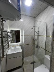 Et badeværelse på Hotel Zafarbek Plaza