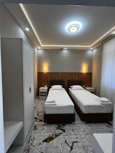 En eller flere senge i et værelse på Hotel Zafarbek Plaza