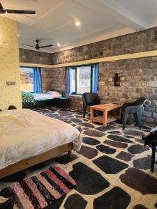 Postel nebo postele na pokoji v ubytování Kotadun Birding Retreat 6BR Nainital by Homeyhuts