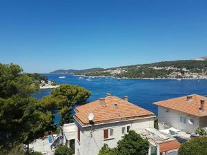 dom z widokiem na zbiornik wodny w obiekcie Apartment Maric w Hvarze