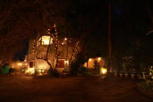 Una casa iluminada por la noche con luces de Navidad en Vox Sippi, en Kuilapayam