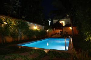 Una piscina en un patio por la noche. en Vox Sippi, en Kuilapayam