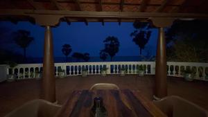 Una mesa en una habitación con vista al mar. en Vox Sippi, en Kuilapayam 2 fotos más