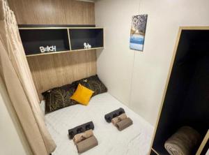 Un pat sau paturi într-o cameră la TJ Escape - Mobile Home With Hot Tub And Terrace