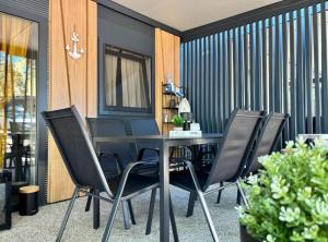 O zonă de relaxare la TJ Escape - Mobile Home With Hot Tub And Terrace +15 fotografii