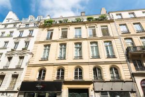 ein großes Gebäude mit Pflanzen oben drauf in der Unterkunft Stylish,luxury duplex Paris city center in Paris