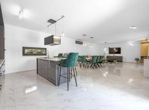 Μια τηλεόραση ή/και κέντρο ψυχαγωγίας στο Villa Pool House Fancy