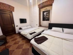 เตียงในห้องที่ HOUSE of UKRAINE на площі Ринок з приватним БОМБОСХОВИЩЕМ