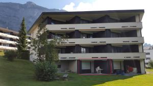 an apartment building with a lawn in front of it at Alpen-Fewo, Residenza Quadra 25 in Flims