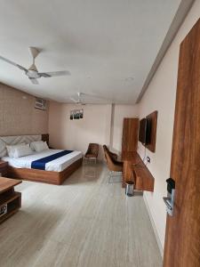 una habitación de hotel con una cama y un escritorio en Hotel Ram Lakhan Paradise, en Sultānpur 132 fotos más