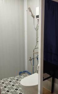 Bilik mandi di Unit 6 - 6Pax Container house