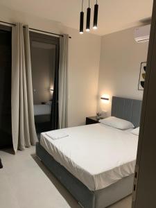 スパルティアにあるProfil villasの部屋にある大きな白いベッドのある寝室