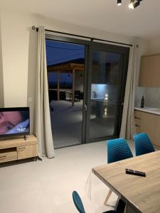 スパルティアにあるProfil villasのリビングルーム(大きなスライド式ガラスドア付) +24枚の写真