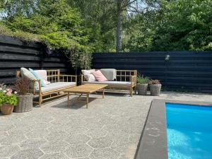 Swimmingpoolen hos eller tæt på Summer House With Pool Near Dronningmølle Beach