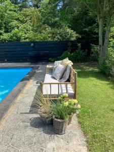 Swimmingpoolen hos eller tæt på Summer House With Pool Near Dronningmølle Beach + 8 billeder