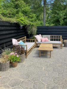 En have udenfor Summer House With Pool Near Dronningmølle Beach