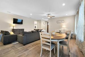 ein Wohnzimmer mit Tisch und Couch in der Unterkunft Pristine 3-bedroom Home Near Canyon Lake! in Cranes Mill