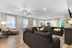 ein großes Wohnzimmer mit Sofas und ein Esszimmer in der Unterkunft Pristine 3-bedroom Home Near Canyon Lake! in Cranes Mill