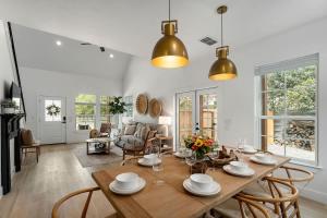 Un comedor y una sala de estar con mesa y sillas. en Rosé Retreat: Luxurious Getaway for 6, Hot Tub, Steps to Main Street, en Fredericksburg