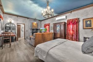 En eller flere senge i et værelse på Pet Friendly Cottage w/Hot-Tub 10-Mins to Downtown + 8 billeder