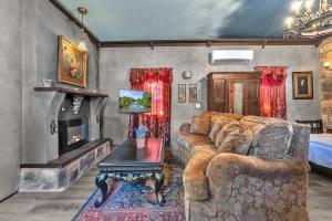 Et opholdsområde på Pet Friendly Cottage w/Hot-Tub 10-Mins to Downtown