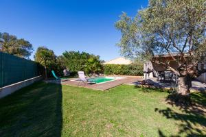 レ・ペンヌ・ミラボーにあるMaison Tout Confortの裏庭(スイミングプール、木付)