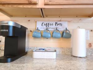 フレデリックスバーグにあるStunning Cabin Right on Main St!の壁にコーヒーバーの看板が掲げられたコーヒーバー +39枚の写真