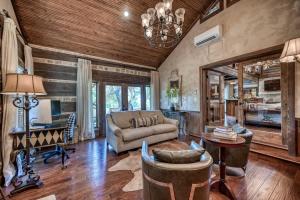 Posezení v ubytování Luxury 23-ac Ranch Casita w/Hot tub!
