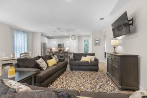 ein Wohnzimmer mit einem Sofa und einem TV in der Unterkunft Pristine 3-bedroom Home Near Canyon Lake! in Cranes Mill