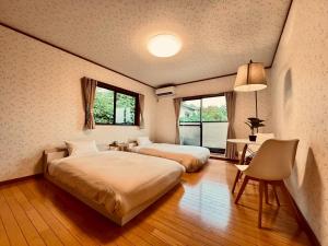 En eller flere senge i et værelse på OKA Stay