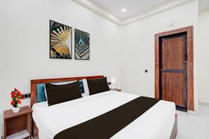 Postel nebo postele na pokoji v ubytování Hotel O Shree Ji Puram Near Prem Mandir