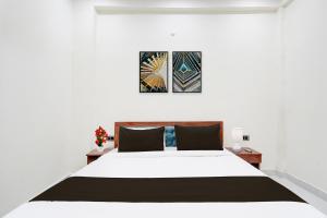 Postel nebo postele na pokoji v ubytování Hotel O Shree Ji Puram Near Prem Mandir