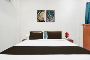 Postel nebo postele na pokoji v ubytování Hotel O Shree Ji Puram Near Prem Mandir