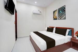 Postel nebo postele na pokoji v ubytování Hotel O Shree Ji Puram Near Prem Mandir + 22 fotografií