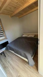 Postel nebo postele na pokoji v ubytování Domki nad Wiarem 2 + 12 fotografií