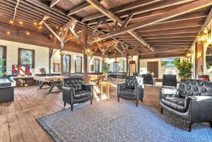 Et opholdsområde på Pet Friendly Cottage w/Hot-Tub 10-Mins to Downtown